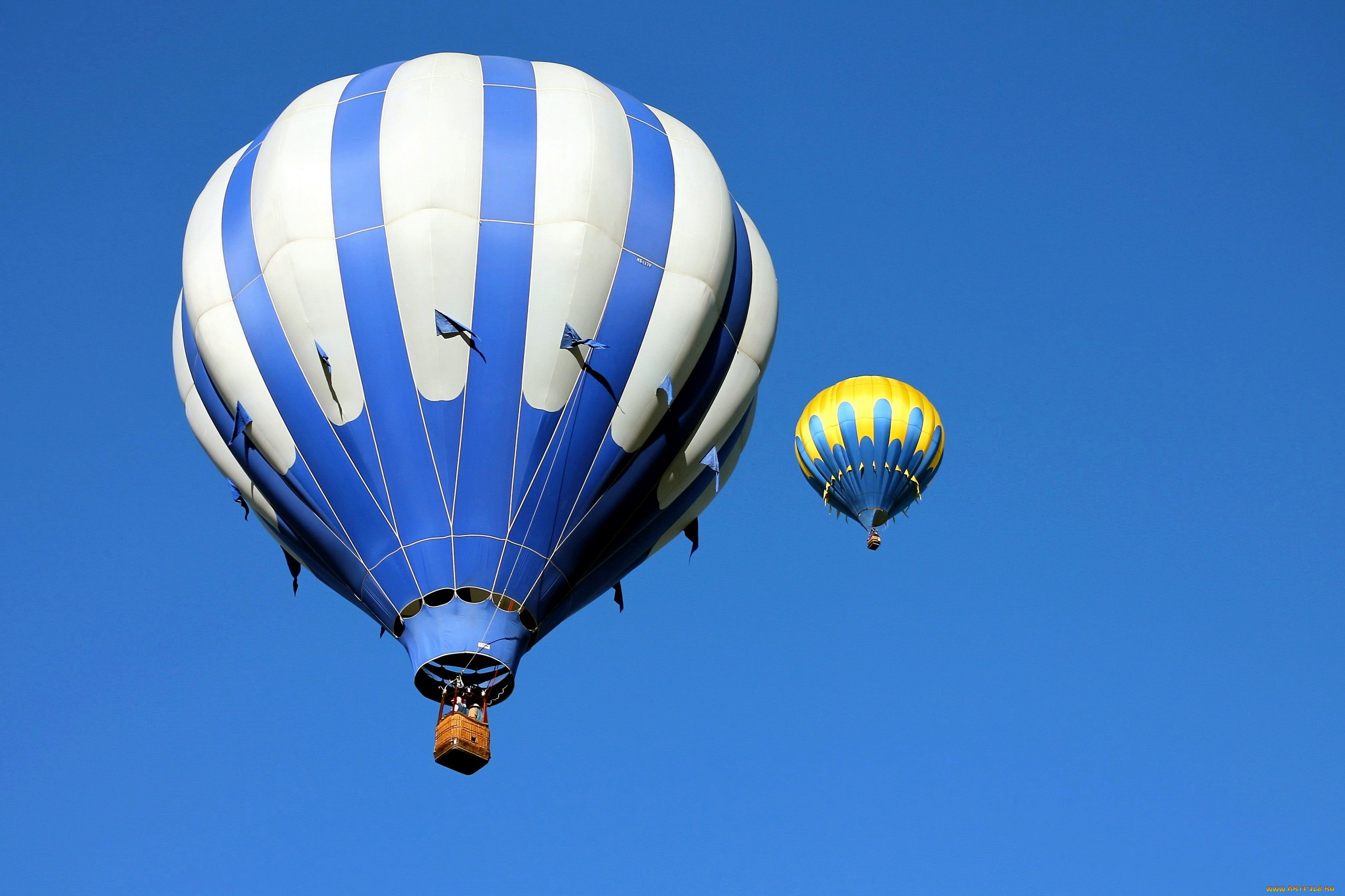 Фото воздушного шара с корзиной в небе